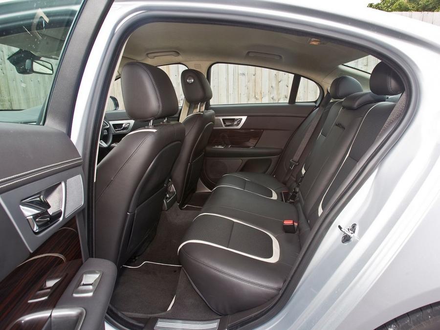 Jaguar XF 2.2 Diesel 2011 года  (UK) (фото 16 из 18)